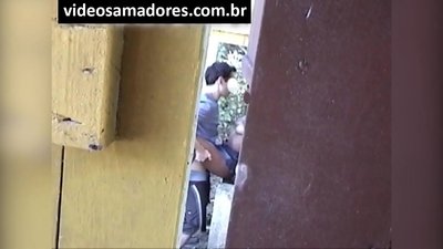 Voyeur-ek bikote gaztea izorratzen filmatzen du bideo-filmak aurkitu arte