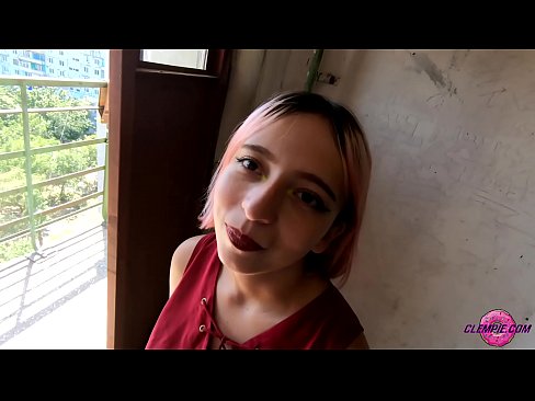 ❤️ Ikasle sentsuak arrotz bat zurrupatzen du kanpoaldean - Cum On His Face Izorratu bideoa  gugan ❌